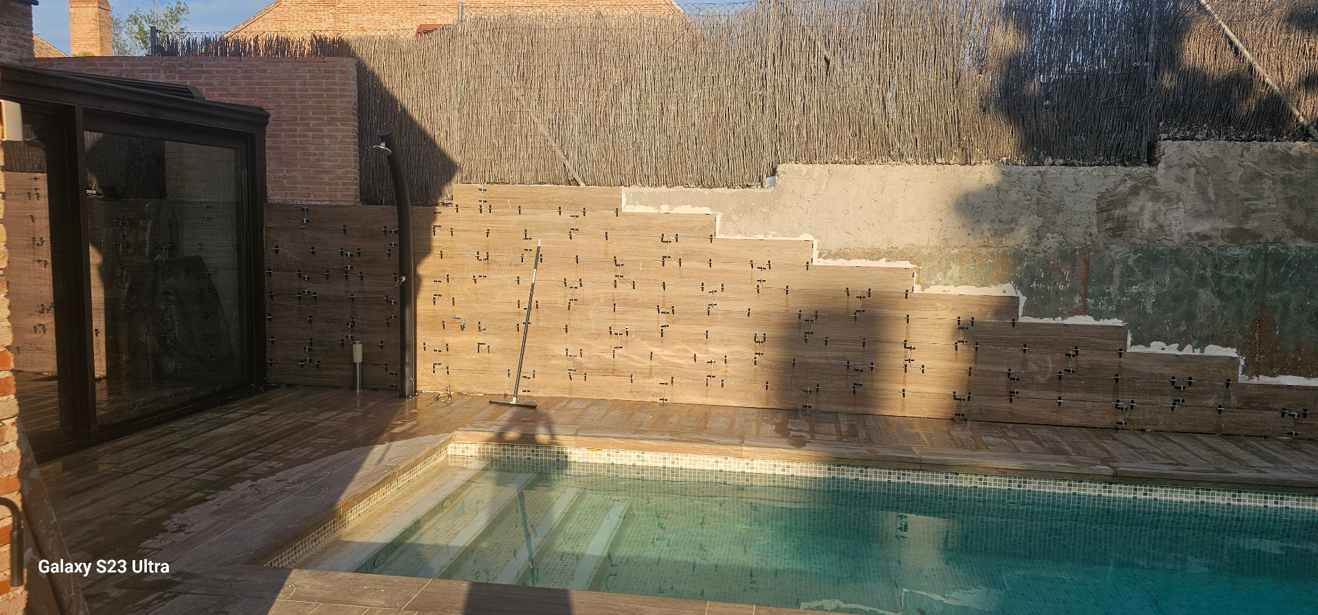 Alicatado exterior símil madera en zona de piscina