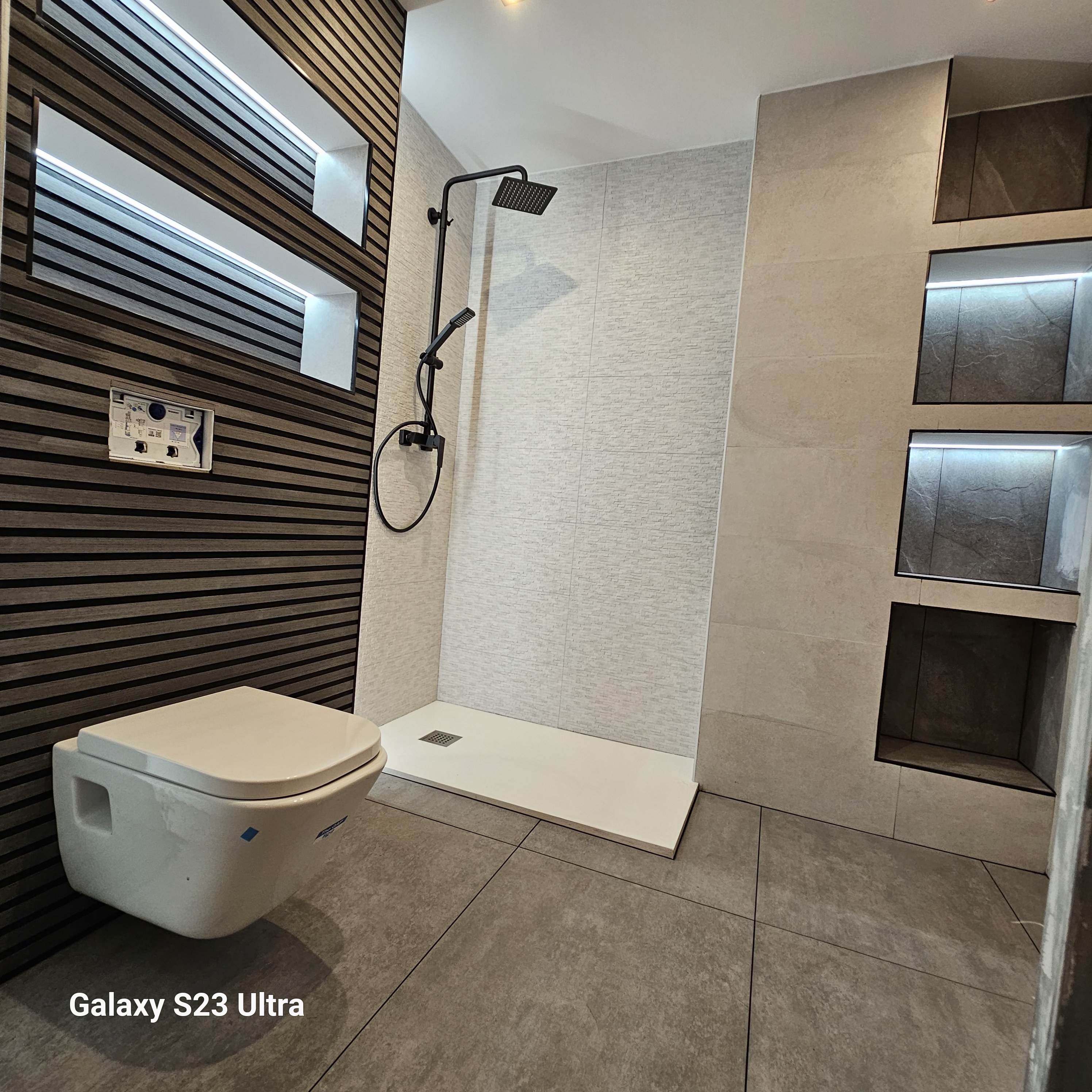 Baño de diseño con listones de madera y ducha a ras de suelo