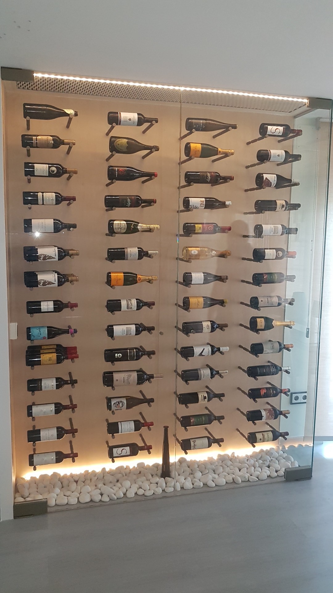 Vinoteca climatizada en vidrio con iluminación LED